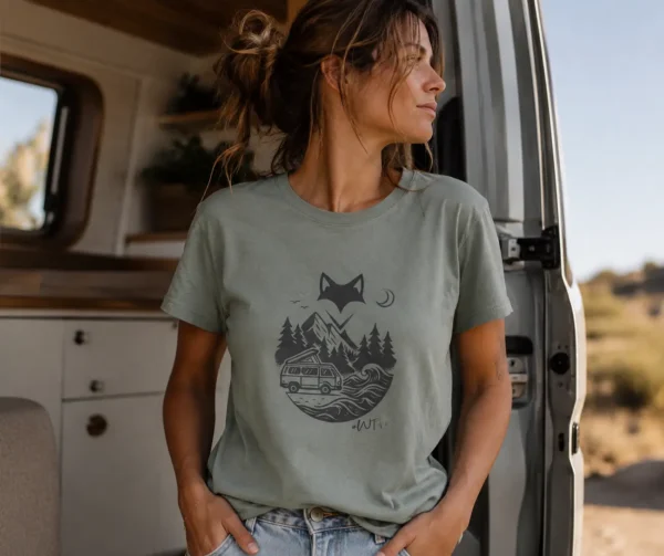 femme portant un t-shirt van life devant son van ouvert entrain de regarder le paysage - vêtements femme vanlife