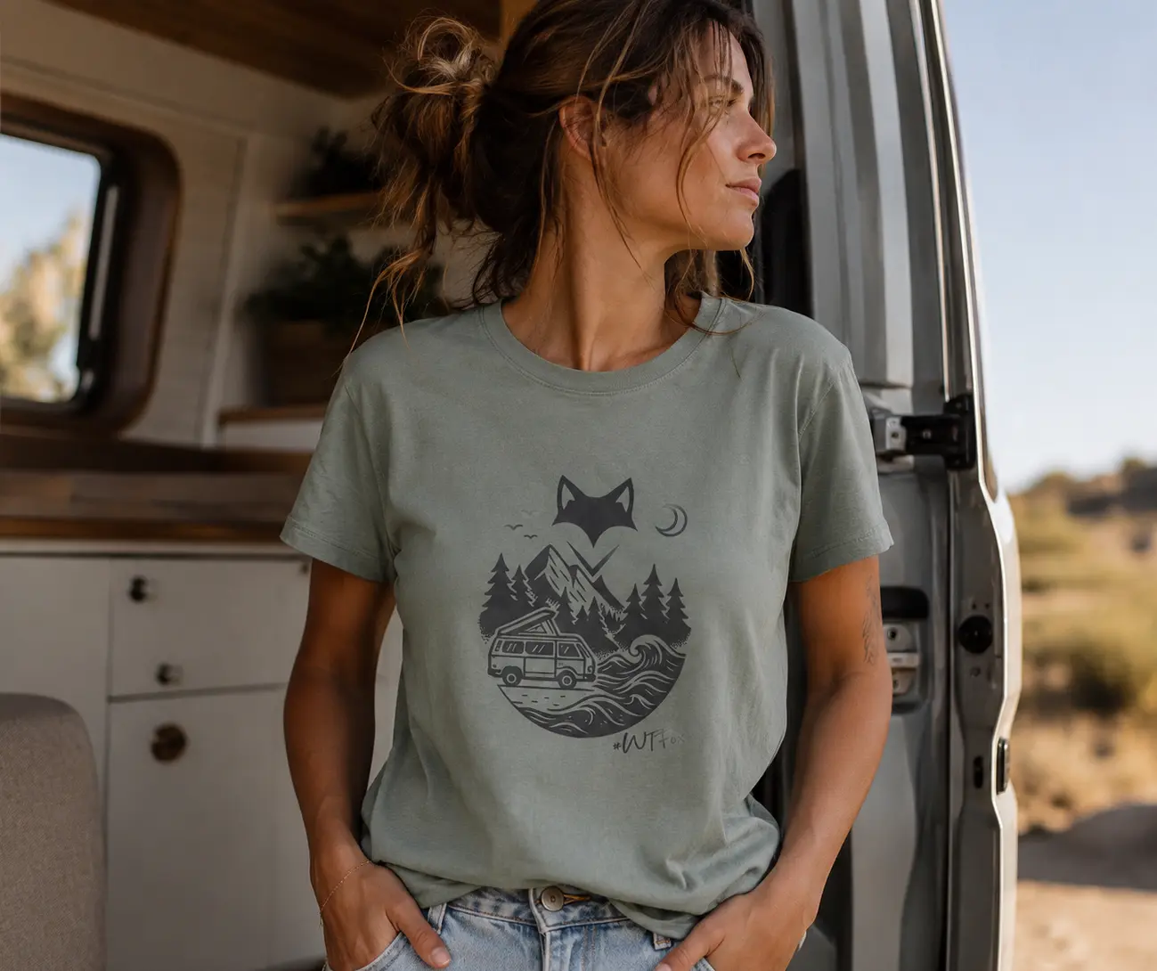 femme portant un t-shirt van life devant son van ouvert entrain de regarder le paysage - vêtements femme vanlife