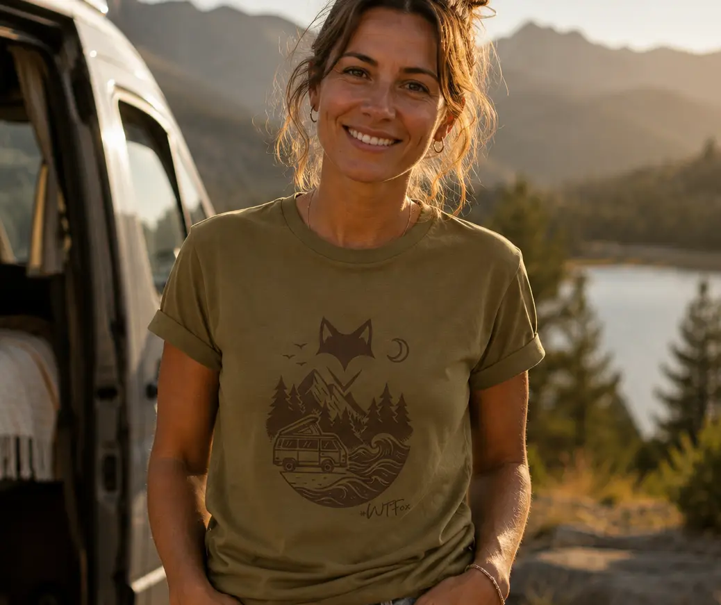 femme souriante p^orte un t-shirt van life idée cadeau pour les amoureux de la nature des bivouacs