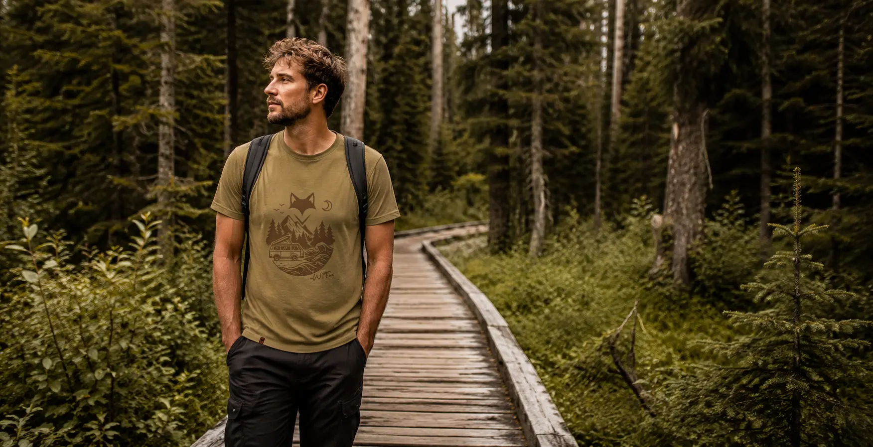 shooting réalisé lors d'une randonnée t-shirt personnalisé van life porté par un homme en forêt