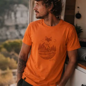 shooting réalisé lors d'un road trip t-shirt personnalisé van life porté par un homme dans un cadre naturel