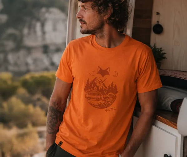 shooting réalisé lors d'un road trip t-shirt personnalisé van life porté par un homme dans un cadre naturel