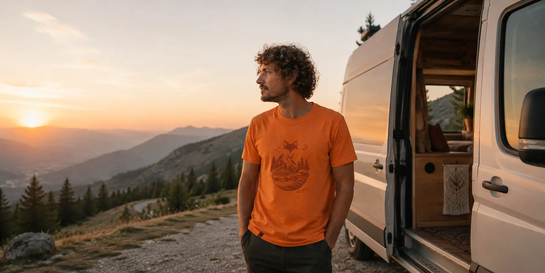 shooting réalisé lors d'un road trip t-shirt personnalisé van life porté par un homme dans un cadre naturel