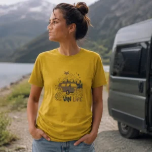 Vêtement vanlife femme jaune moutarde près d'un van aménagé