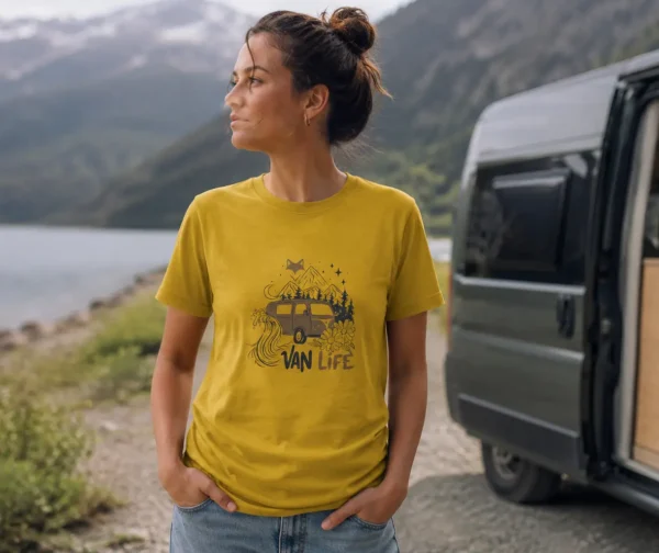 Vêtement vanlife femme jaune moutarde près d'un van aménagé