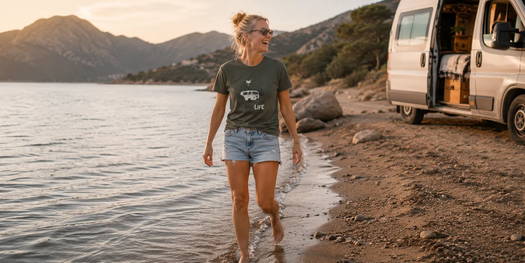Vêtement vanlife femme vert porté au bord d'un lac