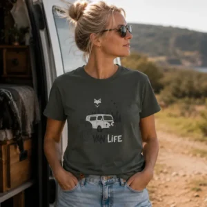 T-shirt femme vanlife vert porté lors d'un roadtrip en pleine nature