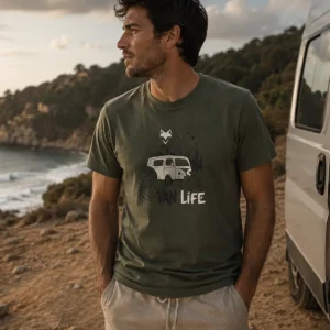 T-shirt vanlife homme vert porté près d'un van aménagé