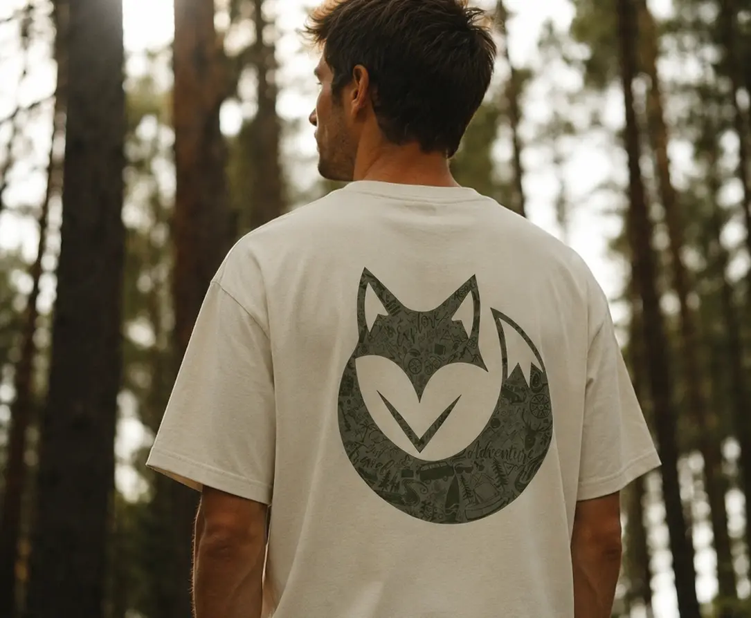 homme de dos portant un t-shirt van life la marque au petit renard