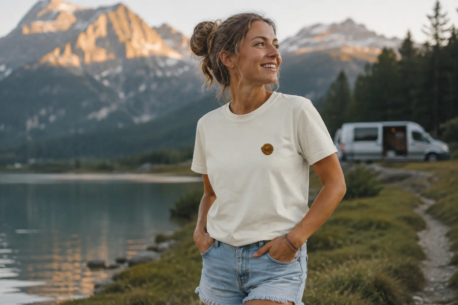 shooting réalisé lors d'un road trip t-shirt écusson suédine van life porté par un femme dans un cadre naturel