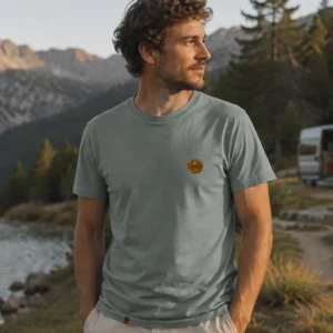 shooting réalisé lors d'un road trip t-shirt écusson suédine van life porté par un homme dans un cadre naturel