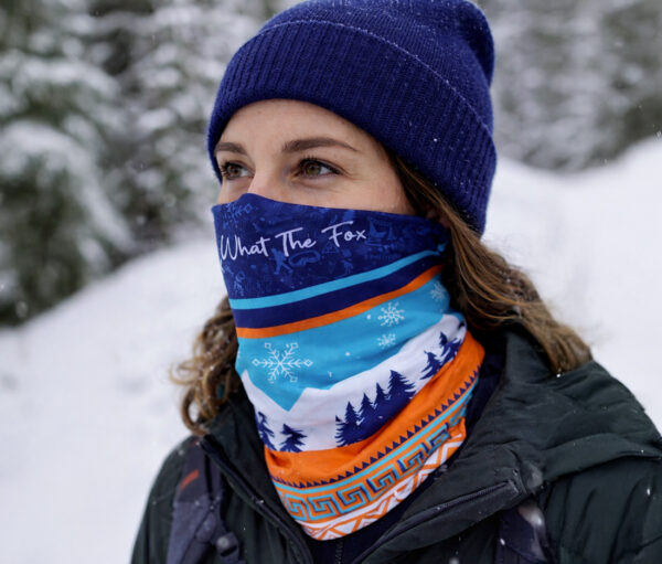 Cache cou porté par une femme dans un paysage enneigé