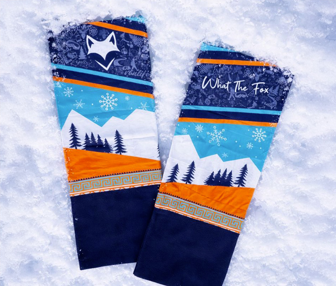 mise en situation de notre cache cou recto verso dans la neige