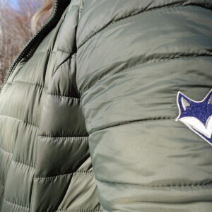 gros plan sur broderie du logo de notre tête de renard what the fox