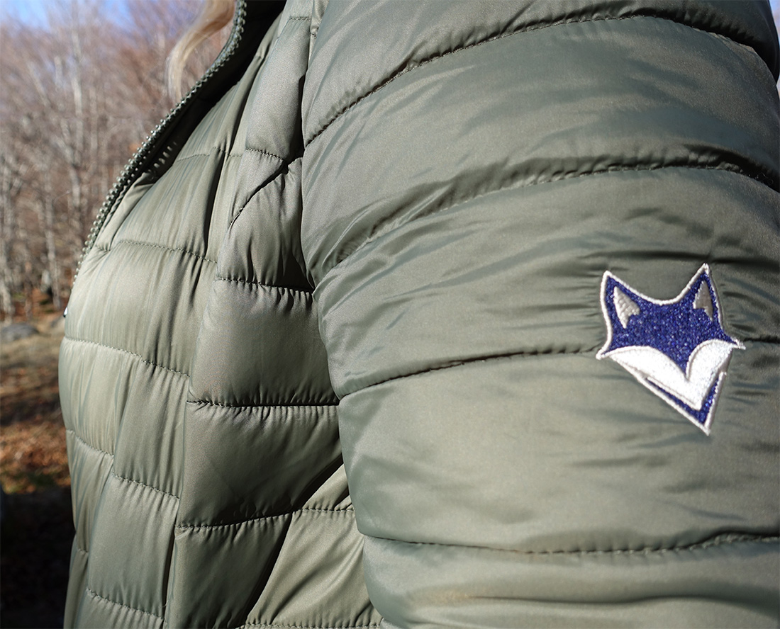 gros plan sur broderie du logo de notre tête de renard what the fox