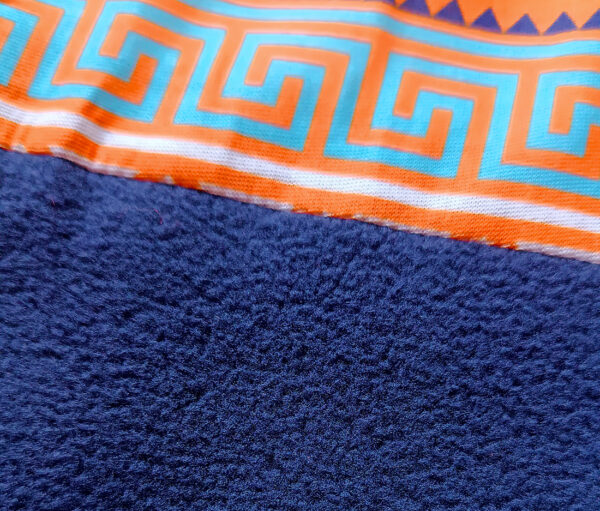 Gros plan sur la matière de notre cache cou en polaire