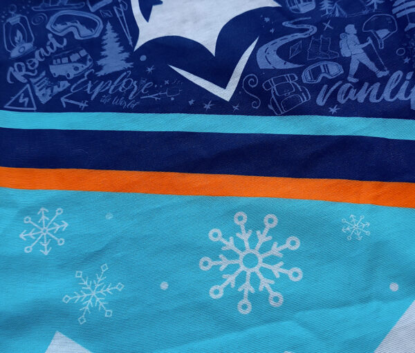 zoom sur tissu polyester de notre cache cou pour les amoureux de la vanlife