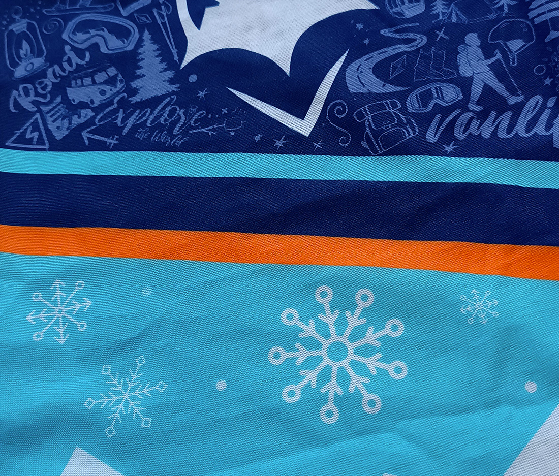 zoom sur tissu polyester de notre cache cou pour les amoureux de la vanlife