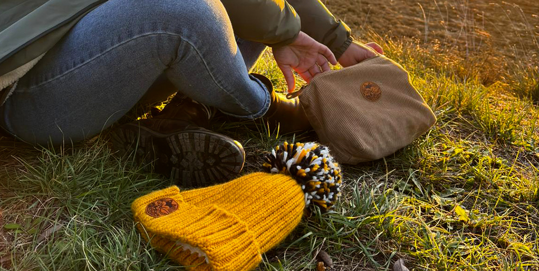 pochette en velours cotelé en coton recyclé en situation dans un environnement naturel