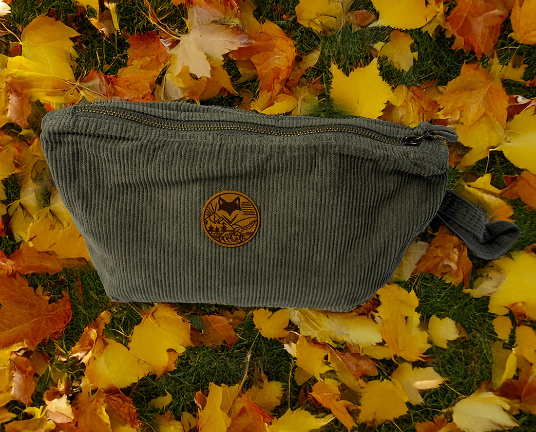 pochette maia verdure nomade dans un esprit vanlife au milieu de feuilles d'automne