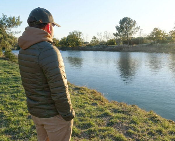 doudoune porté en extérieur au bord d'un lac des pyrénées
