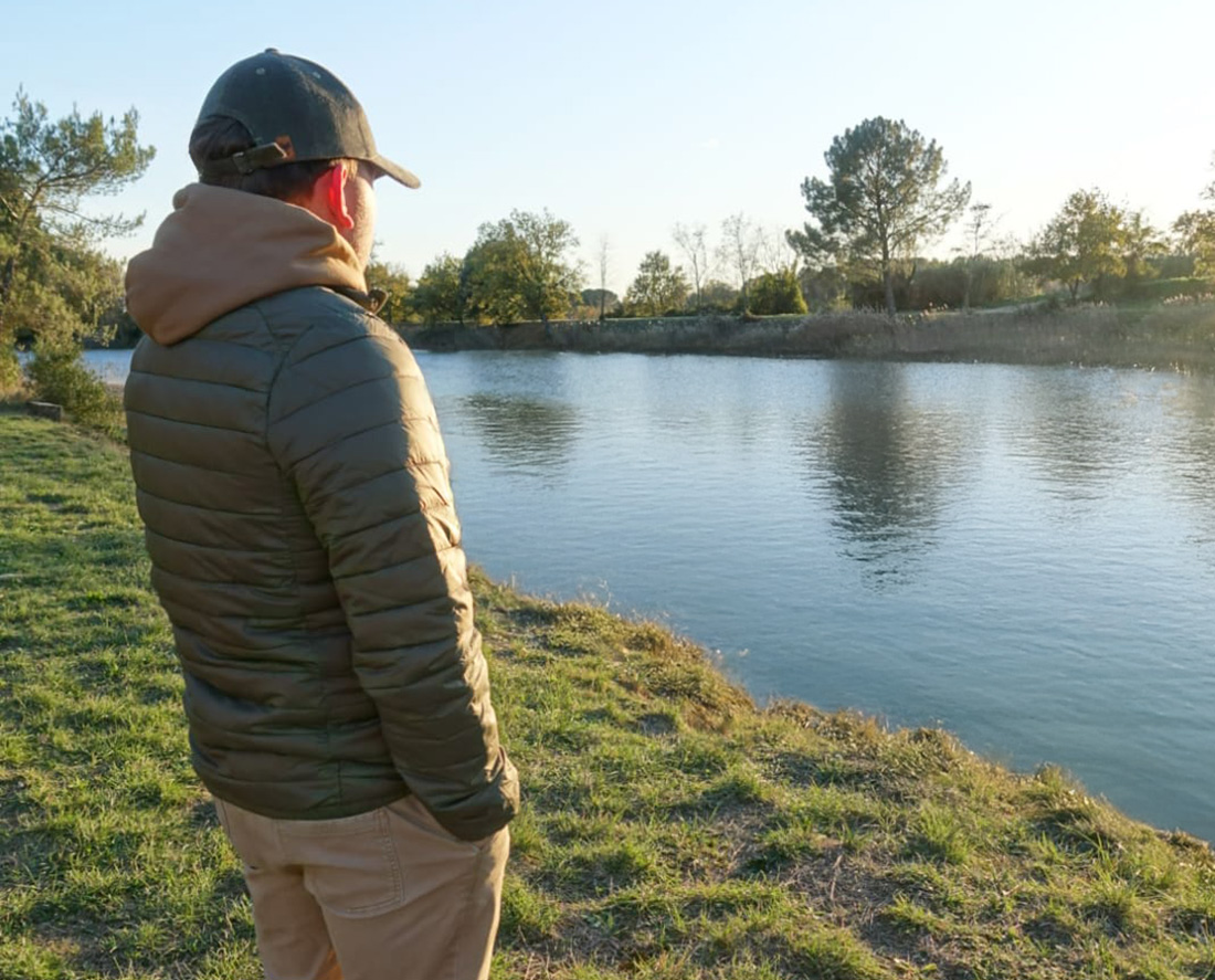 doudoune porté en extérieur au bord d'un lac des pyrénées