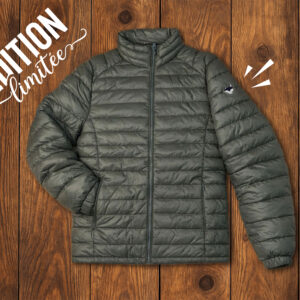 doudoune verdure nomade avec logo what the fox brodé sur la manche gauche photo prise en studio sur planche en bois