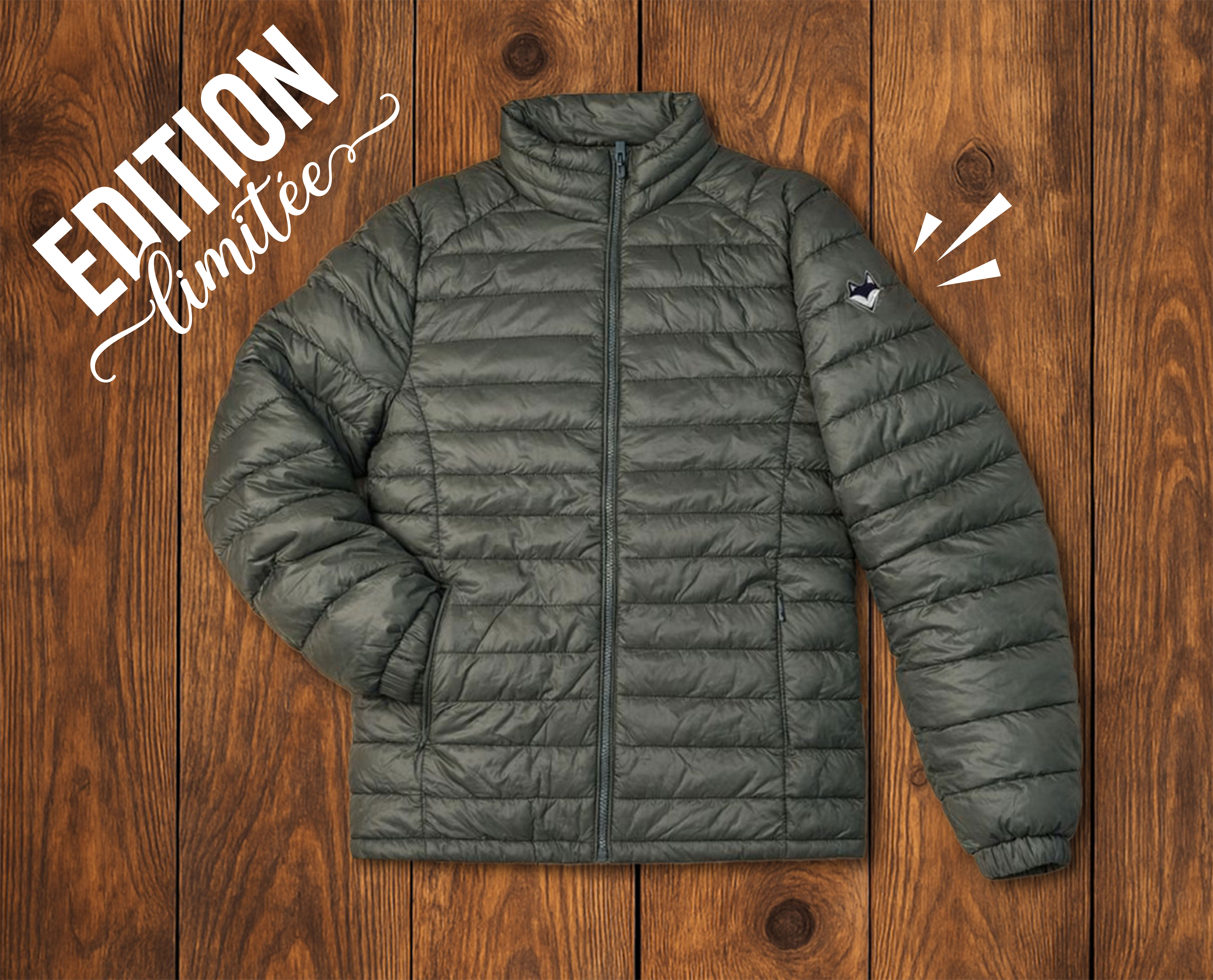 doudoune verdure nomade avec logo what the fox brodé sur la manche gauche photo prise en studio sur planche en bois