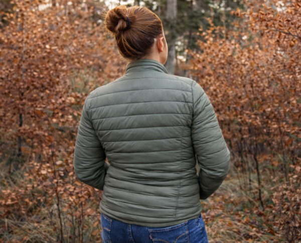 Doudoune légère en coloris verdure nomade vue de dos prise en extérieur lors d'un road trip