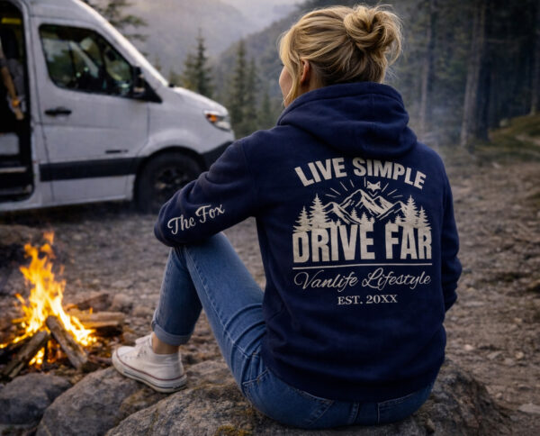 Sweat doublé sherpa porté par une femme lors d'un road trip en foret marquage sur le dos et la manche