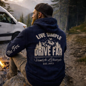 Homme de dos portant le sweat chaud doublé sherpa esprit vanlife lors d'un road trip en montagne au couché du soleil au bord d'un feu