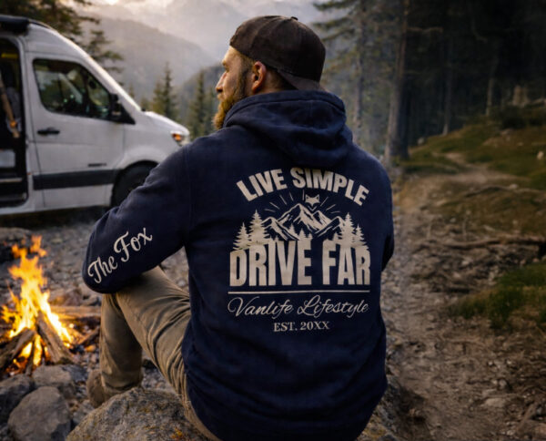 Homme de dos portant le sweat chaud doublé sherpa esprit vanlife lors d'un road trip en montagne au couché du soleil au bord d'un feu