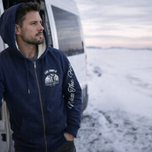 Photo studio du sweat vanlife doublé chaud sur panneau bois