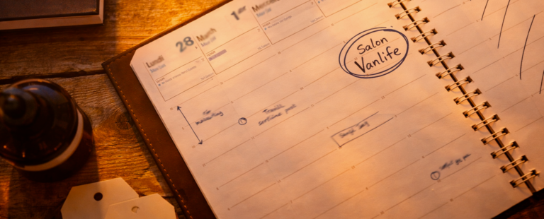 agenda ouvert avec date salon van life entourée