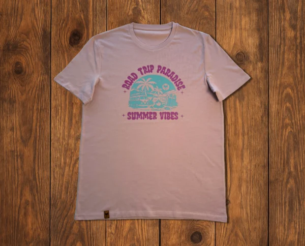 t-shirt van life sur fond bois pris en studio