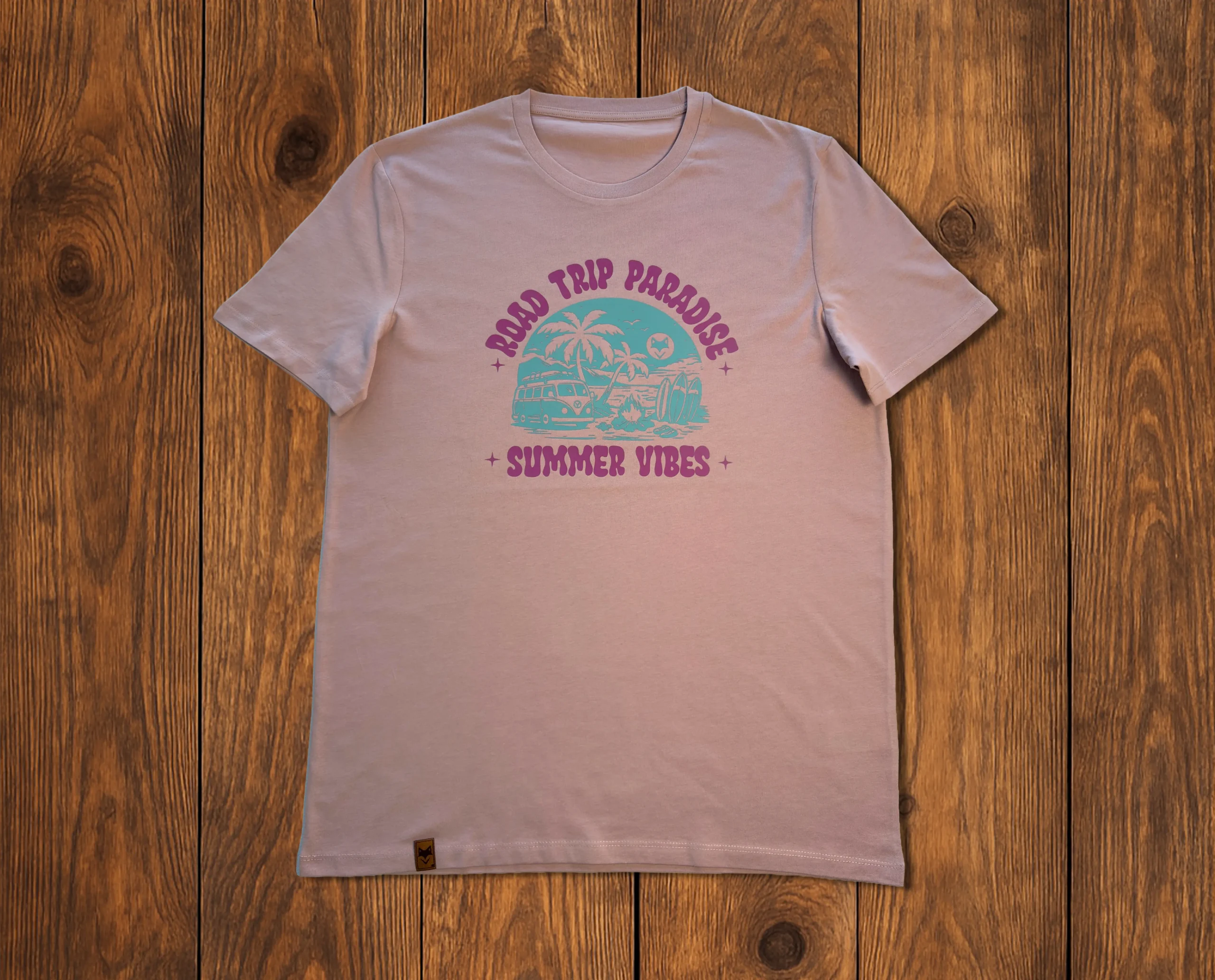 t-shirt van life sur fond bois pris en studio