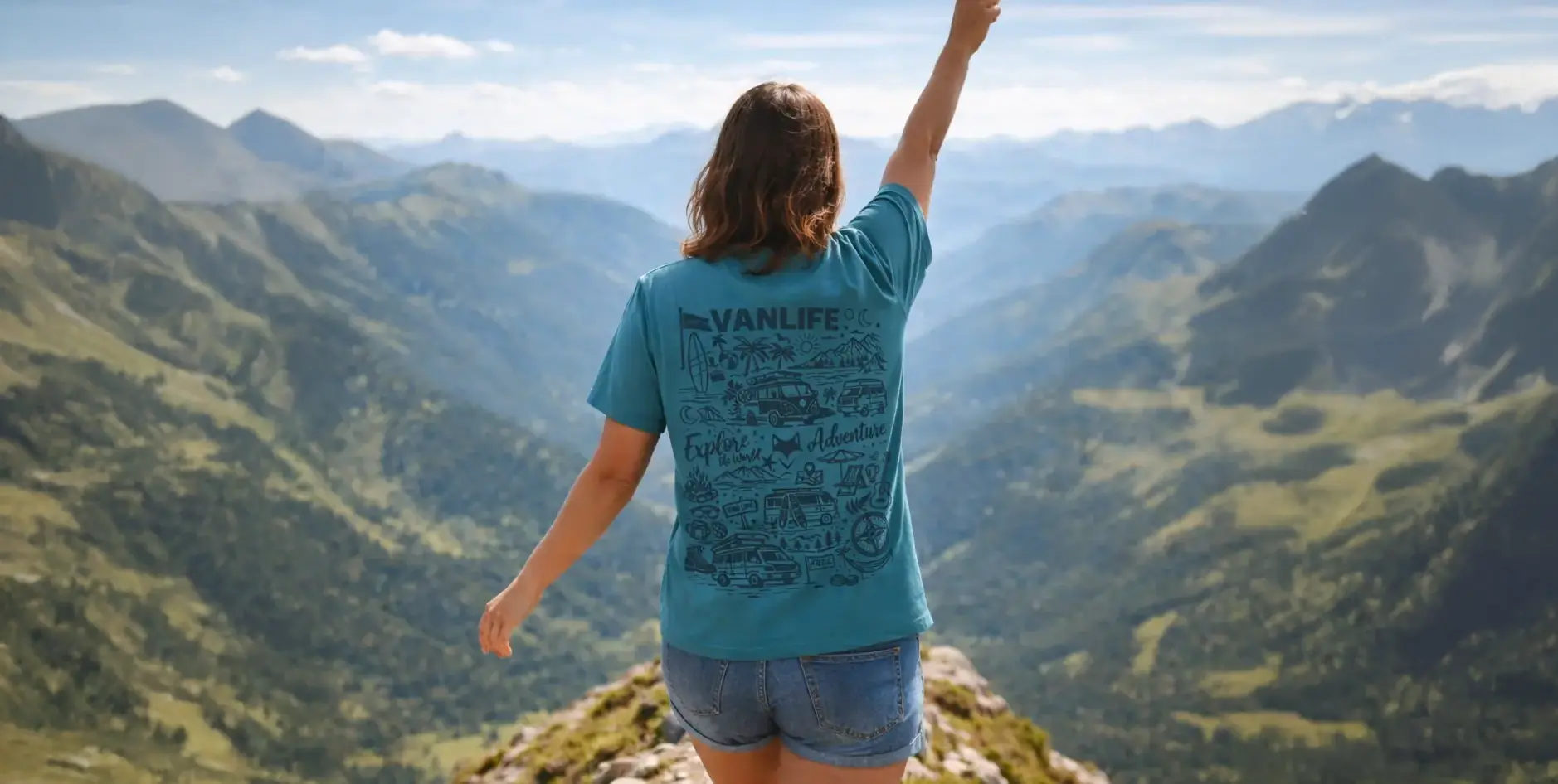 femme de dos en haut d'une montagne lors d'une randonnée pendant un roadtrip en France portant le t-shirt Cetus