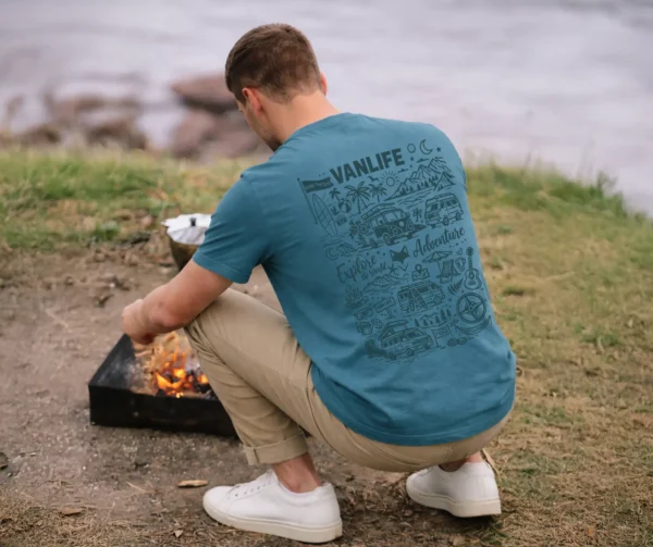 t-shirt van life outdoor en coton bio porter par un homme avec citation et motif sur la van life dans le dos