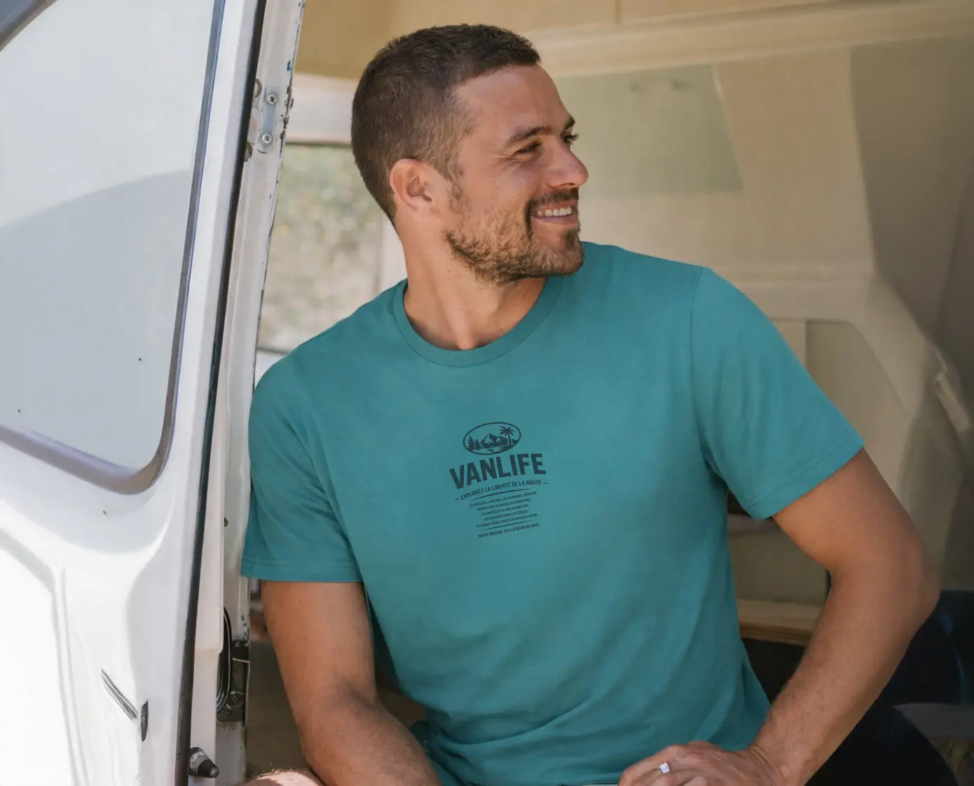 t-shirt van life outdoor en coton bio porter par un homme avec citation sur la van life