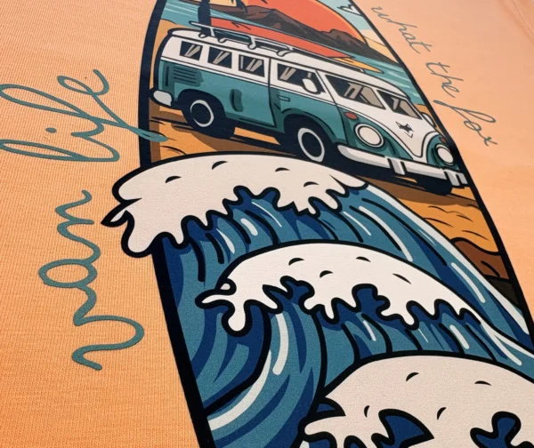 zoom sur le visuel du t-shirt surf