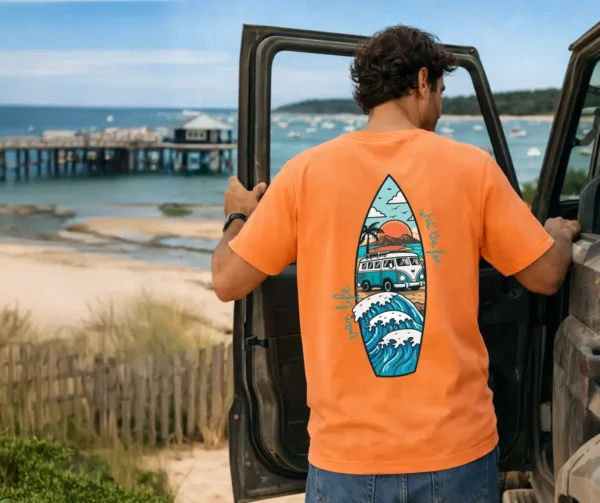 Homme t-shirt orange van life ouvrant van aménagé à arcachon