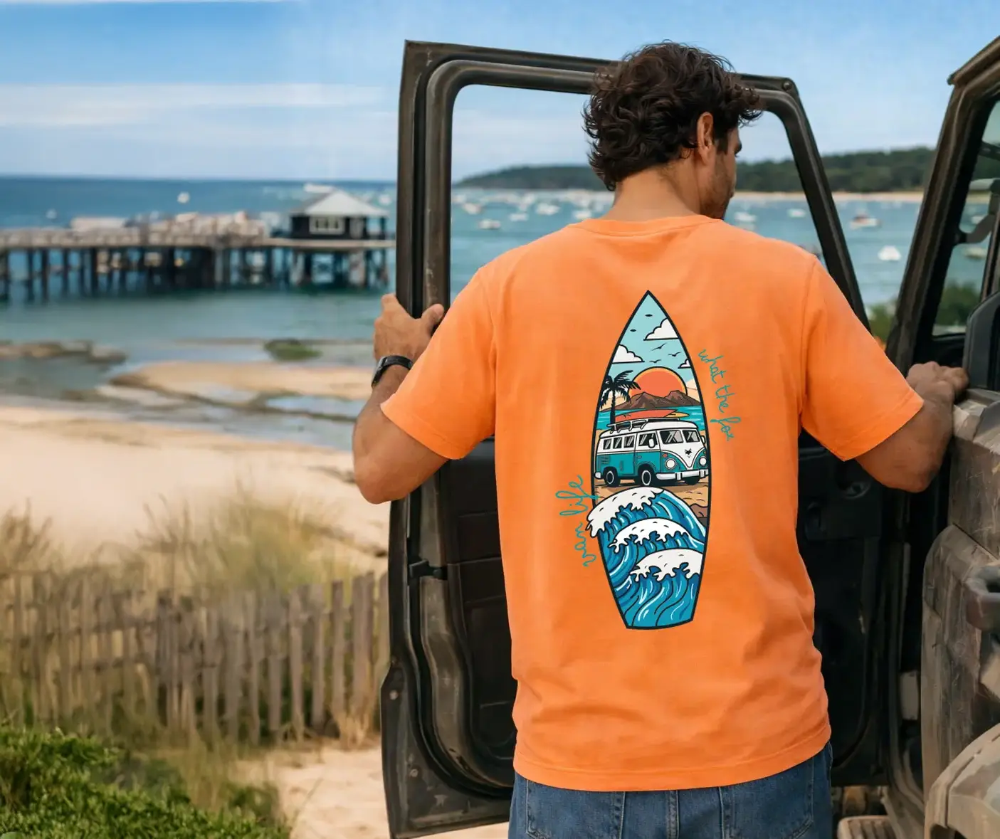 Homme t-shirt orange van life ouvrant van aménagé à arcachon