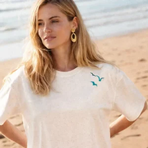 Femme en t-shirt blanc minimaliste logo sur la clavicule