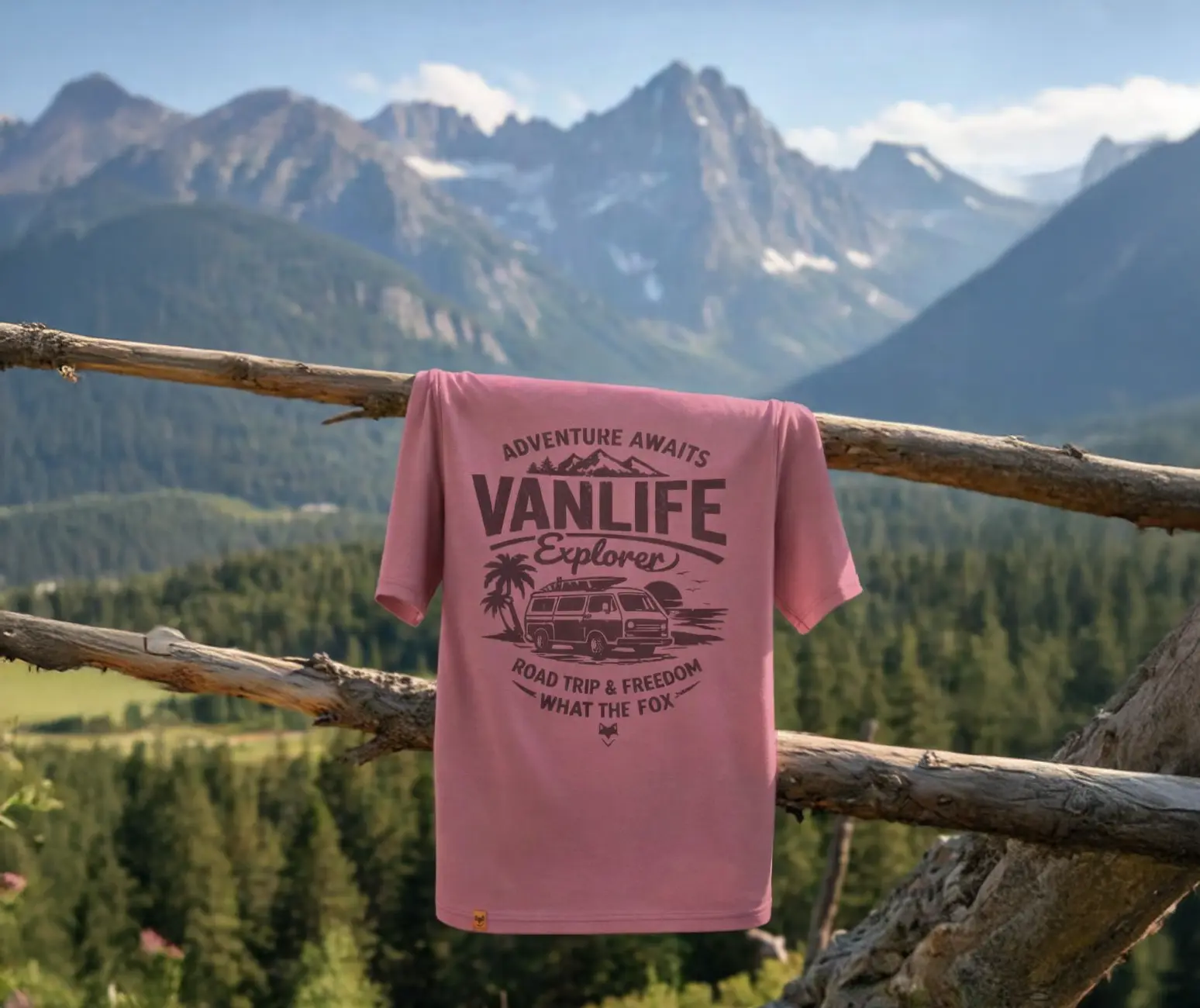 t-shirt van life posé sur un bout de bois devant un paysage de montagne, pris lors d'un road trip dans les alpes en france
