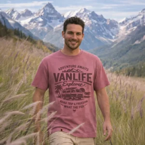 homme pris en photo pendant une randonnée dans les pyrénnées portant un t-shirt 