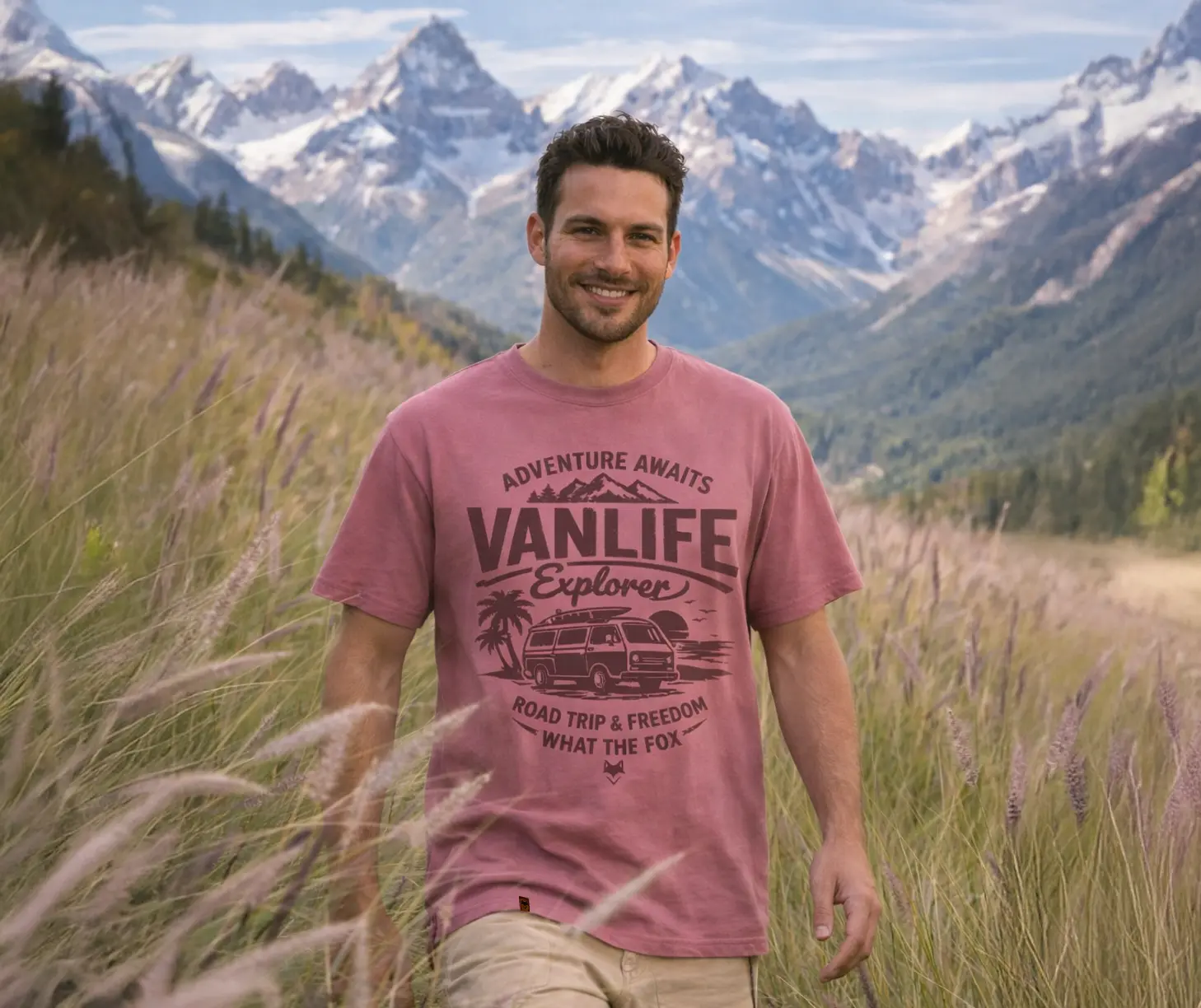 homme pris en photo pendant une randonnée dans les pyrénnées portant un t-shirt "vanlife explorer"