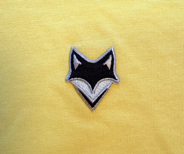 Détail broderie minimaliste sur t-shirt coton bio