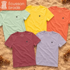 Lot de t-shirts colorés van life posés sur sable