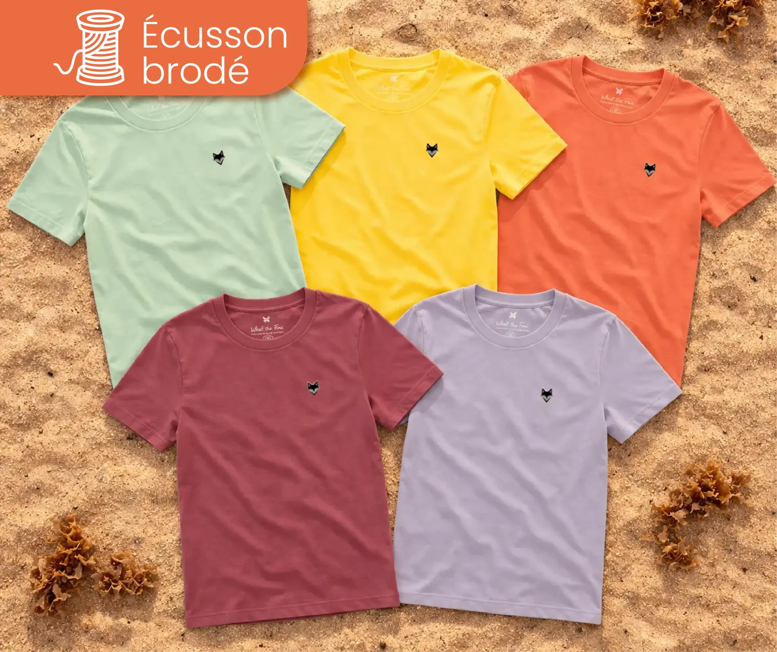 Lot de t-shirts colorés van life posés sur sable
