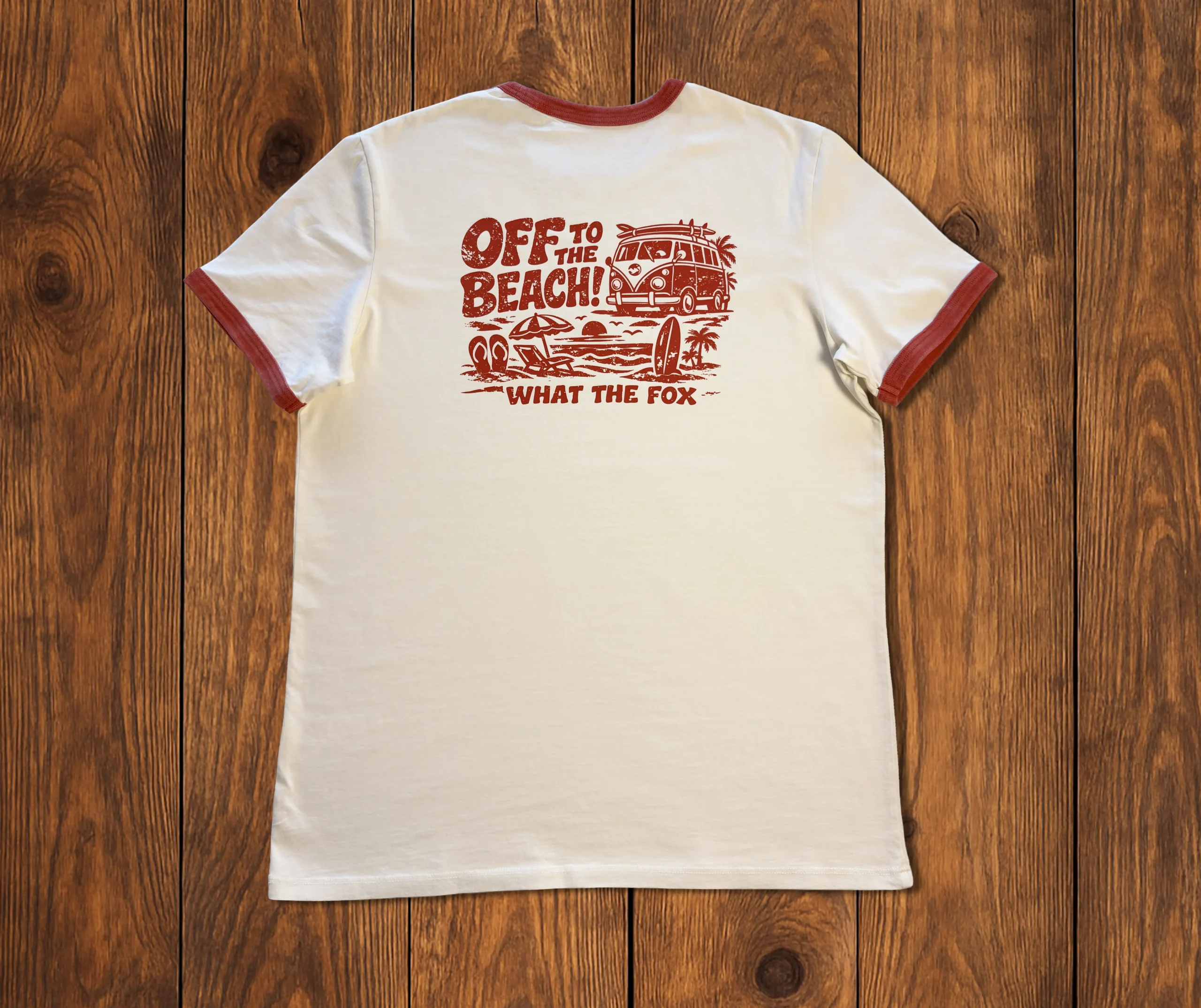 photo studio T-shirt blanc imprimé van life texte rouge sur fond bois